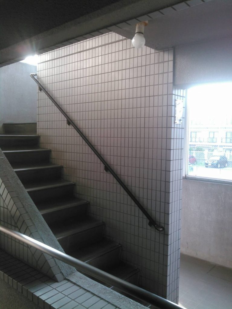 横浜市港北区　共用部階段手すり取り付け工事