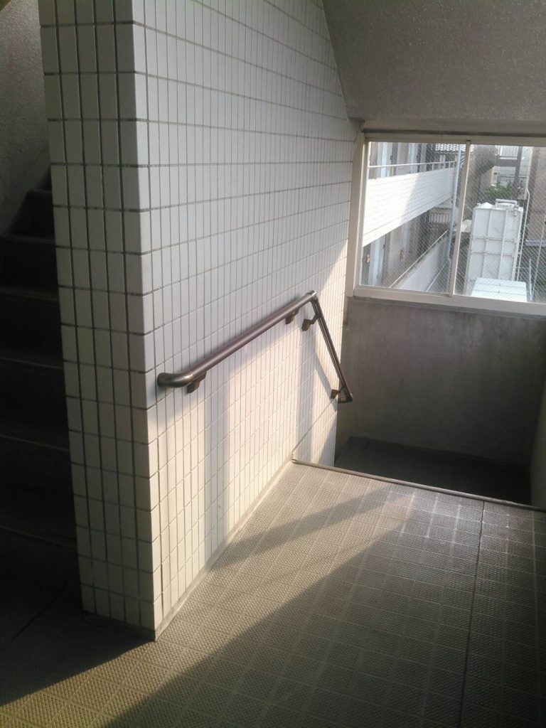 横浜市港北区　共用部階段手すり取り付け工事