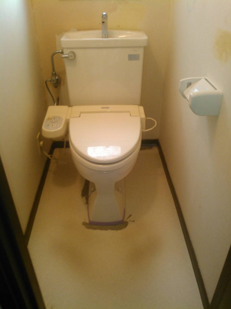 横浜市神奈川区　トイレ交換・壁紙・CF張り替え工事