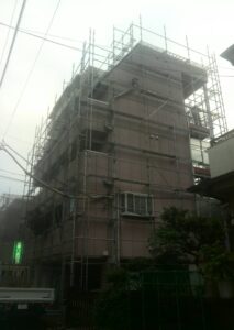 外壁塗装の足場組立工事　川崎市中原区　賃貸マンション